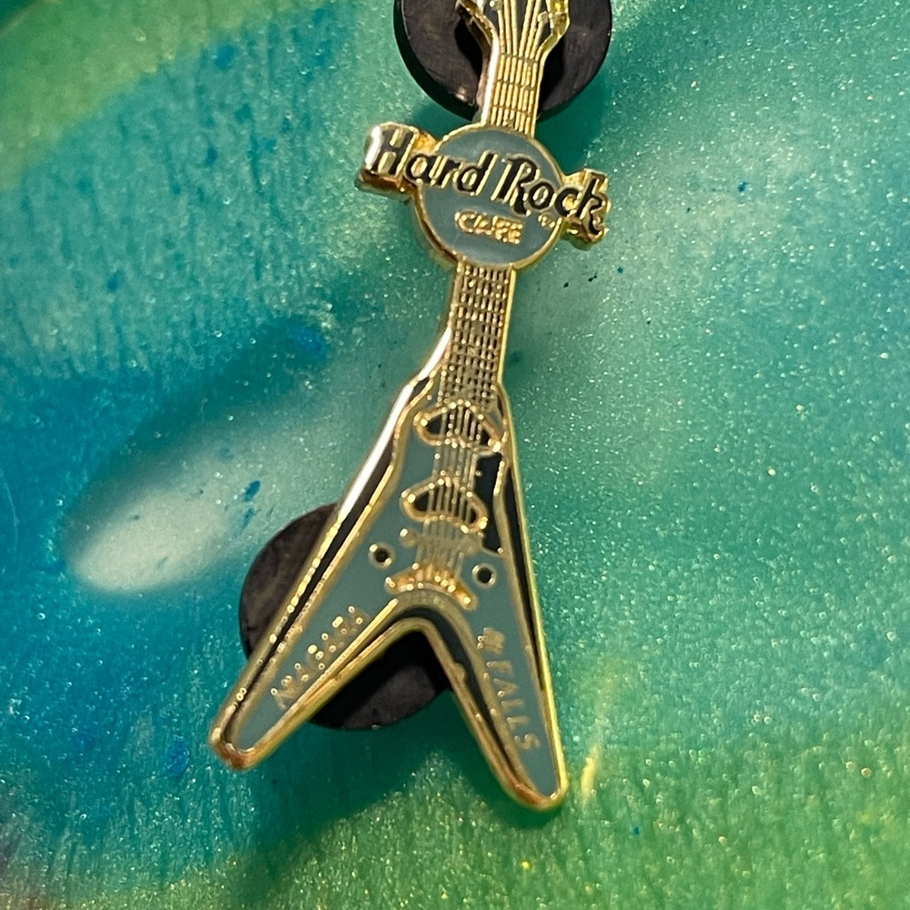 Hard Rock Cafe Vintage 90s Niagara Falls Guitar Pin - Picture 1 of 3